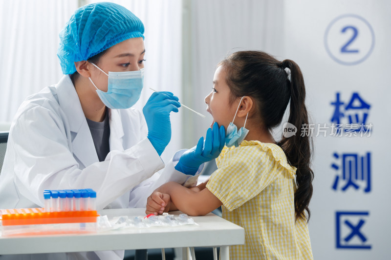 医生给小女孩做核酸检测