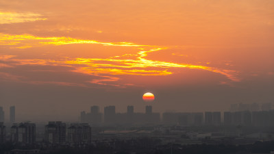 城市上空日出时的壮丽景象