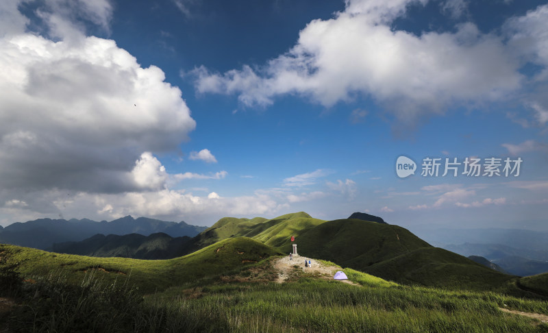 山间草地与层叠山脉风景  武功山 徒步