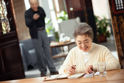 老年人在家做养老金理财