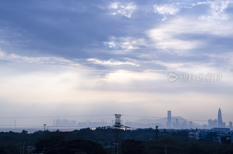 夕阳落日下的深圳湾城市建筑剪影