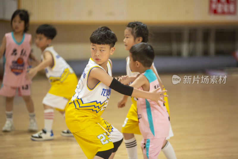 幼儿体育大会中的篮球对战