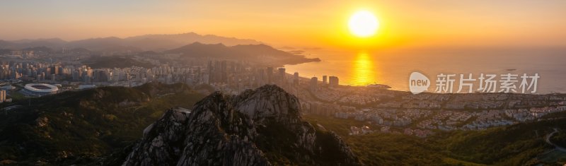 青岛崂山区海湾浴场浮山公园清晨日出全景