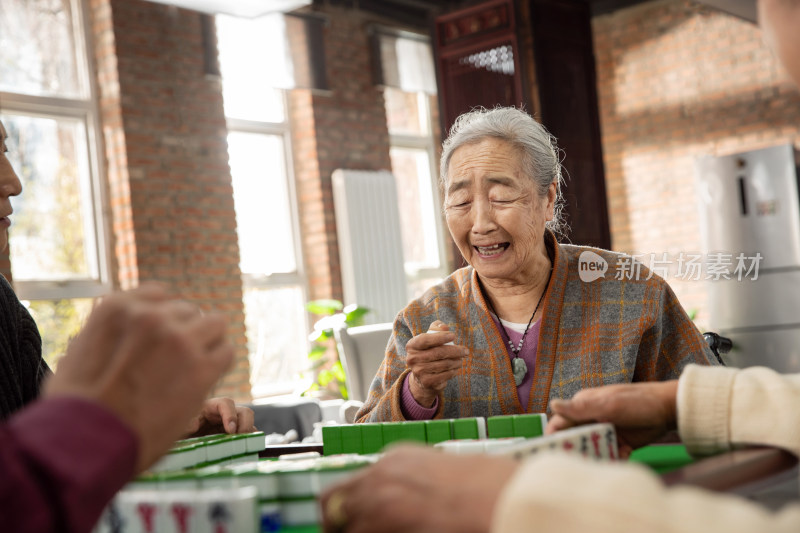 幸福的老年人打麻将