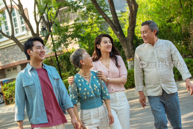 幸福家庭在小区内散步