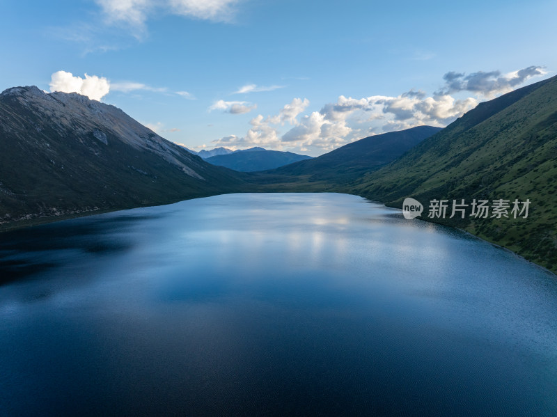 航拍四川甘孜理塘县若根错风景