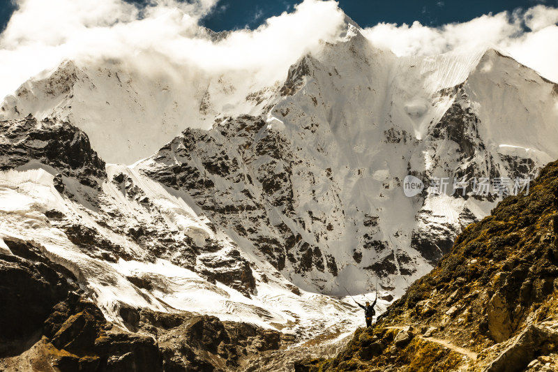 云雾中的雪山风景