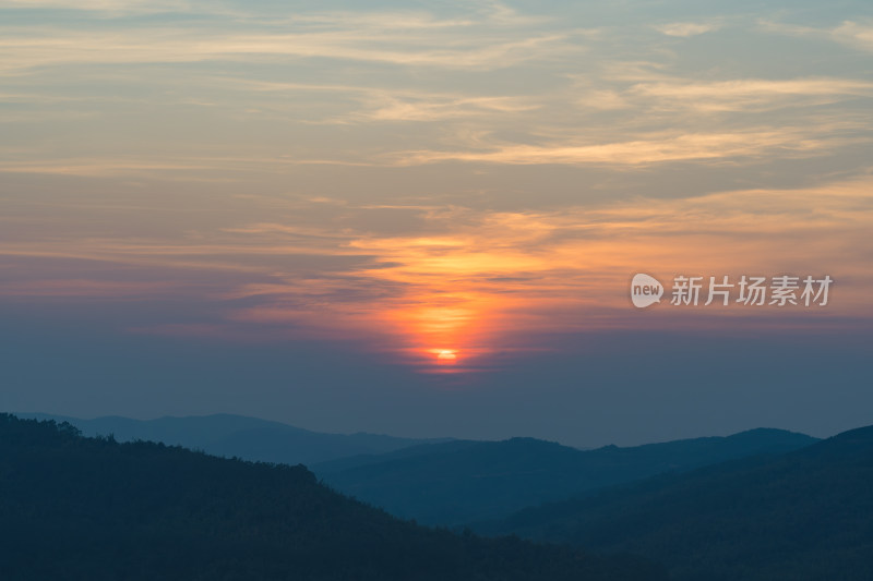 日落时的壮观天空景色