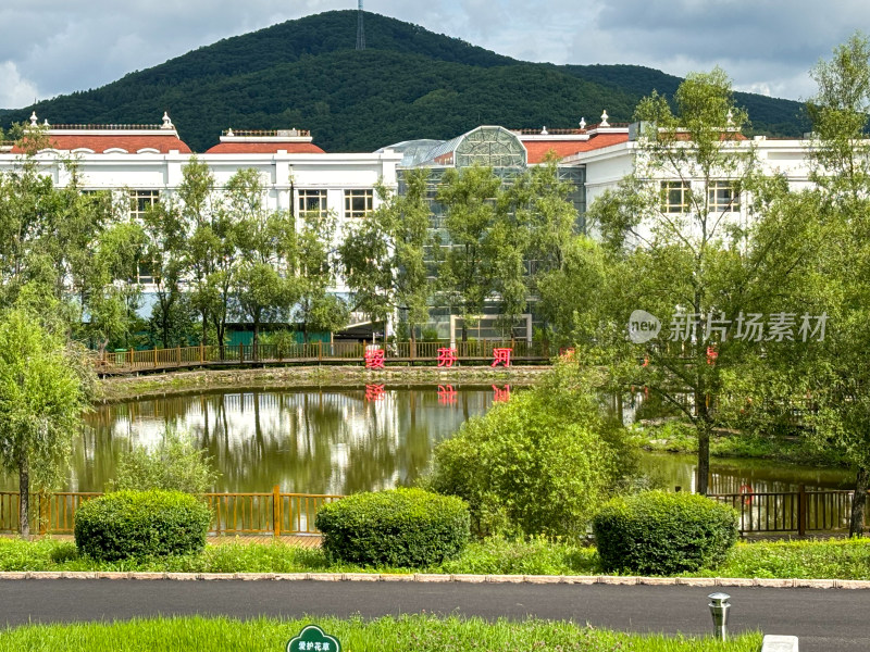 绥芬河市中俄边境的公路口岸的国门旅游区