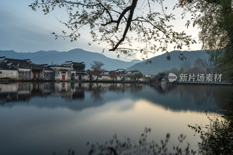 安徽黄山水墨江南宏村徽派建筑群古桥倒影