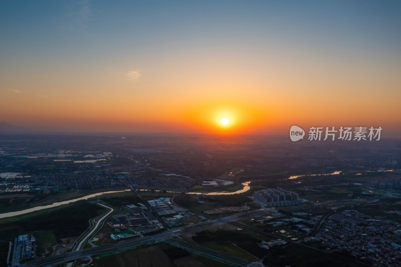 夕阳下的河流全景