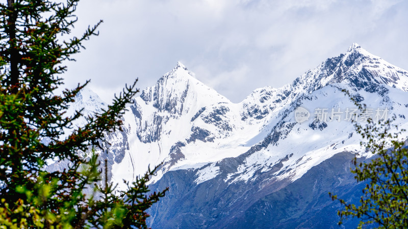 四川阿坝的地标雪山四姑娘山