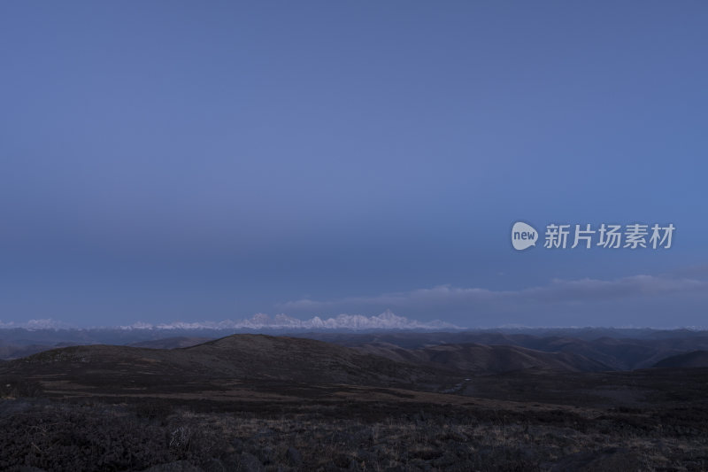 壮丽贡嘎雪山远景下的连绵起伏山脉