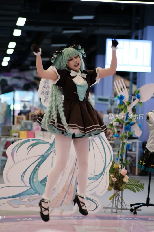 动漫角色coser跳跃姿态素材