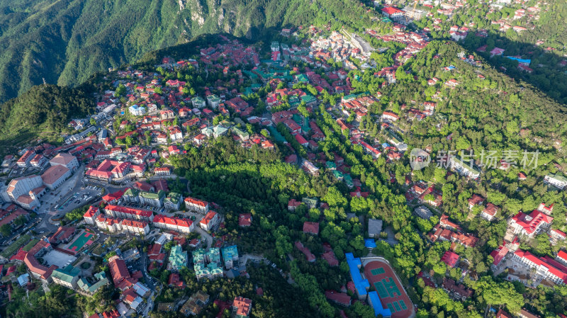 庐山风光枯岭镇特色建筑山顶小镇的壮丽景色