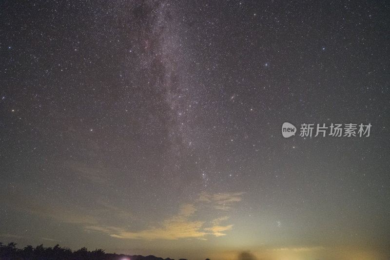 璀璨星空下的夜晚草地景象