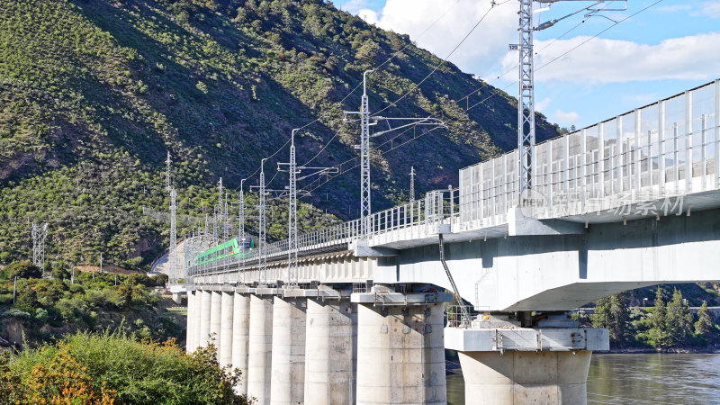 西藏拉林铁路复兴号航拍