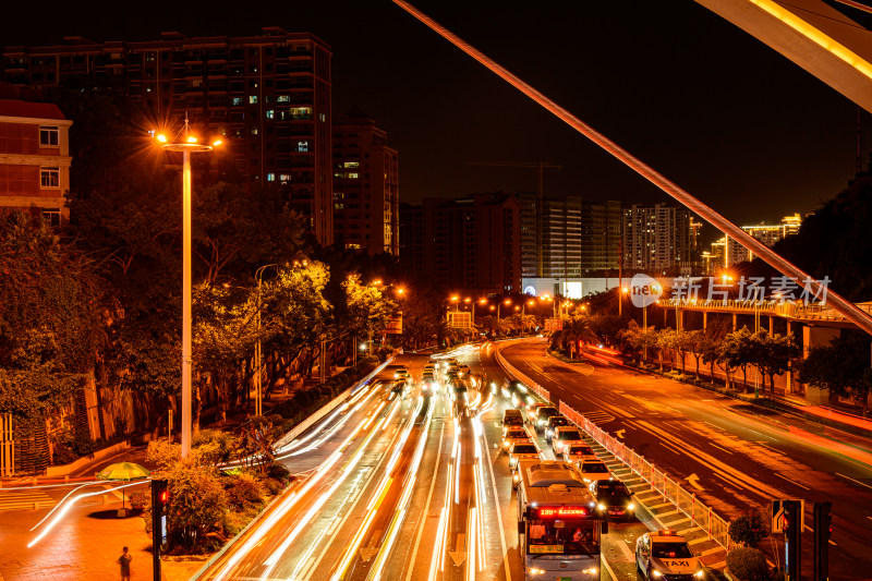 城市道路夜晚车流景象