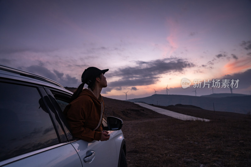 年轻女人自驾游