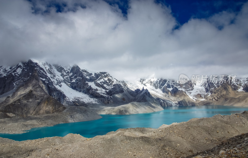 雪山脚下河谷湖泊自然风景