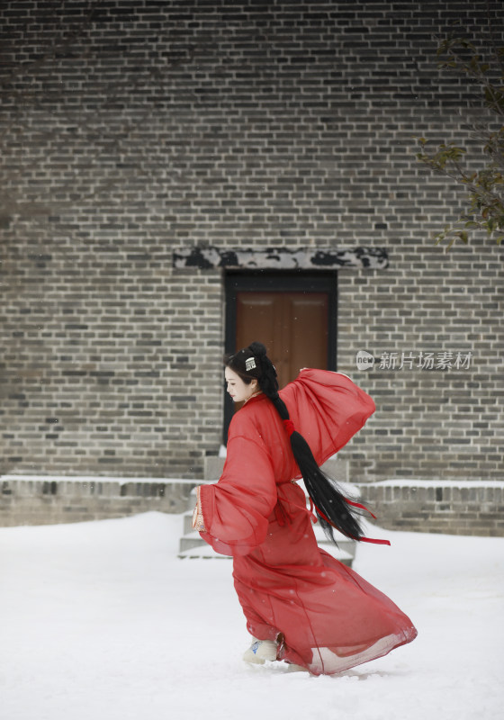 穿古装红衣女子于竹林间抚枝的画面