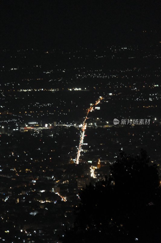 俯瞰清迈夜晚城市机场全景