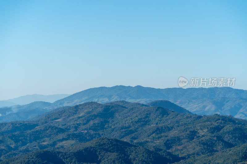 晴空下的山脉高角度视图