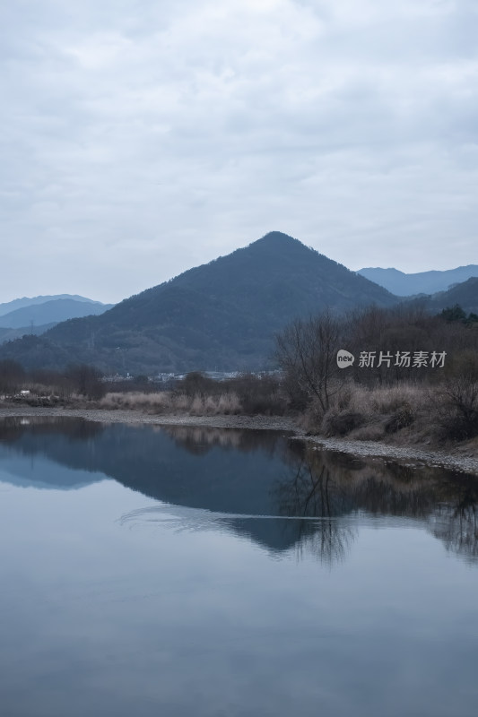 江南农村自然风景湖水山峰