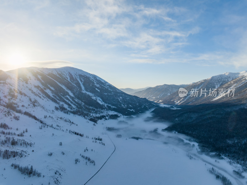 新疆阿勒泰喀纳斯雪景神仙湾晨雾雪山森林