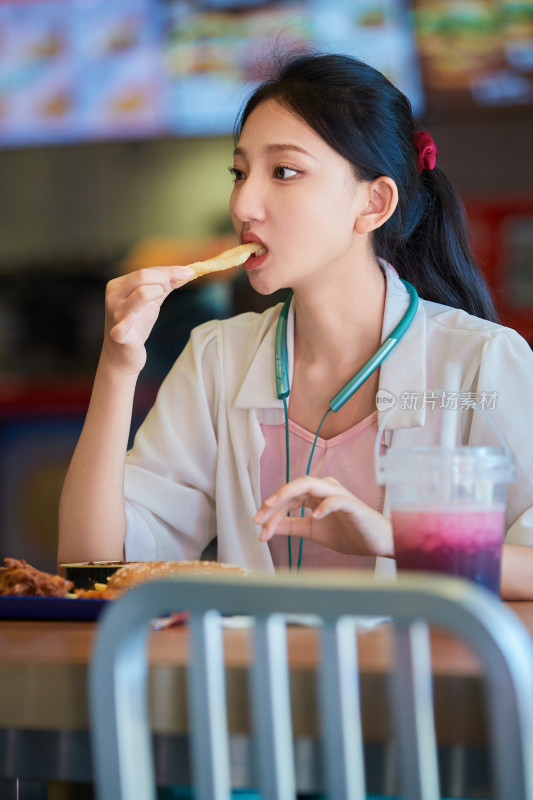 在商场快餐厅大吃特吃的中国可爱少女人像