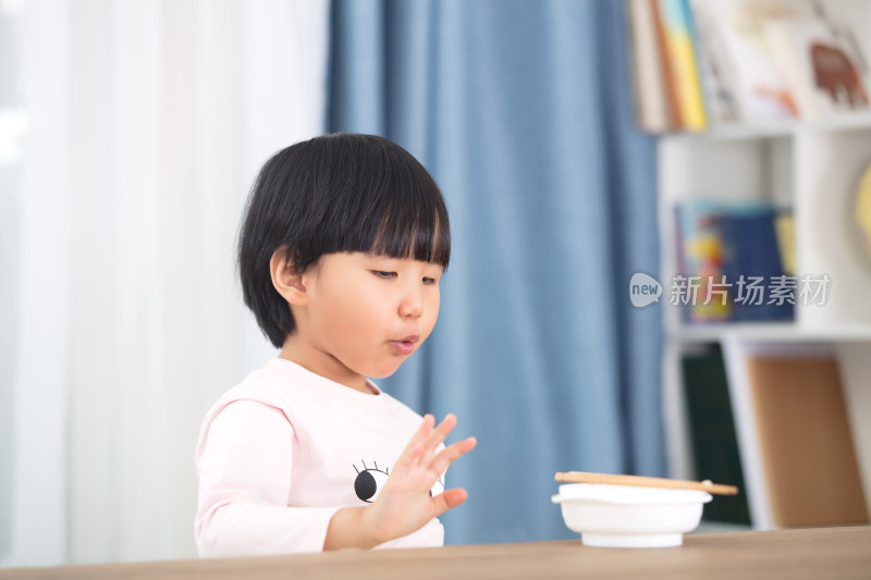 饭饱的孩子