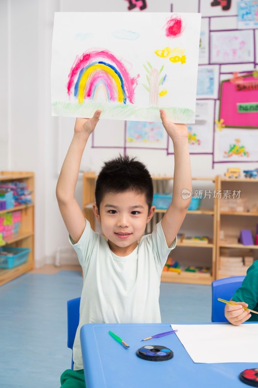 幼儿园女老师和儿童展示绘画作品