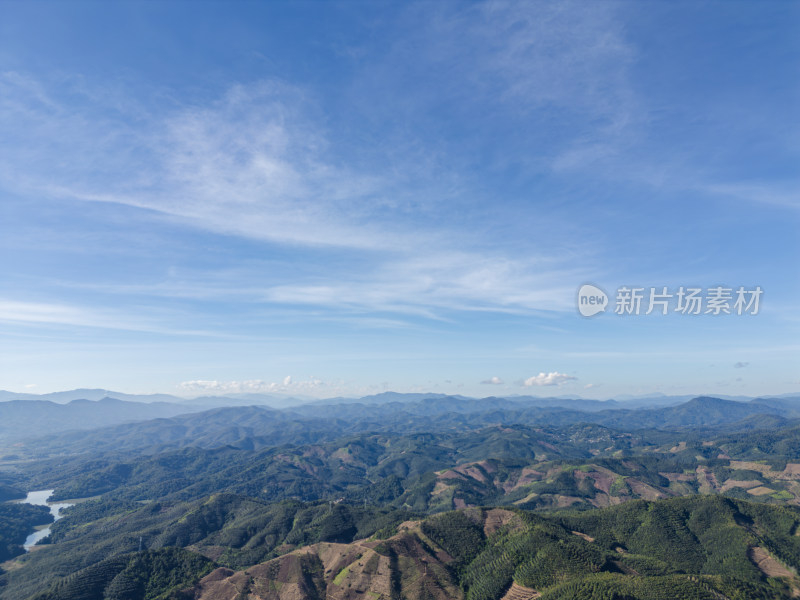 航拍蓝天白云下广阔无垠绿意盎然的山地景观