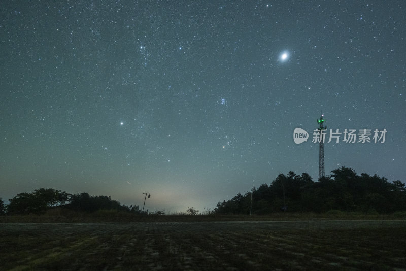 野外星空夜景下的信号塔景象