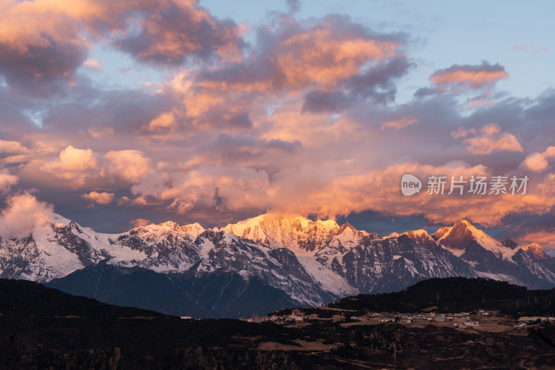 卡瓦格博-梅里雪山火烧云日照金山