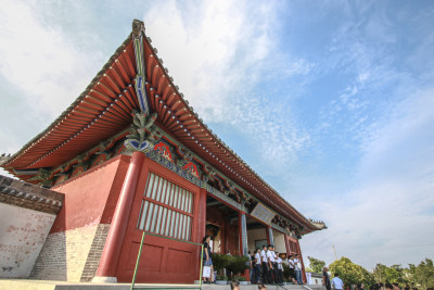 传统古建筑前的人物景观 商丘应天书院