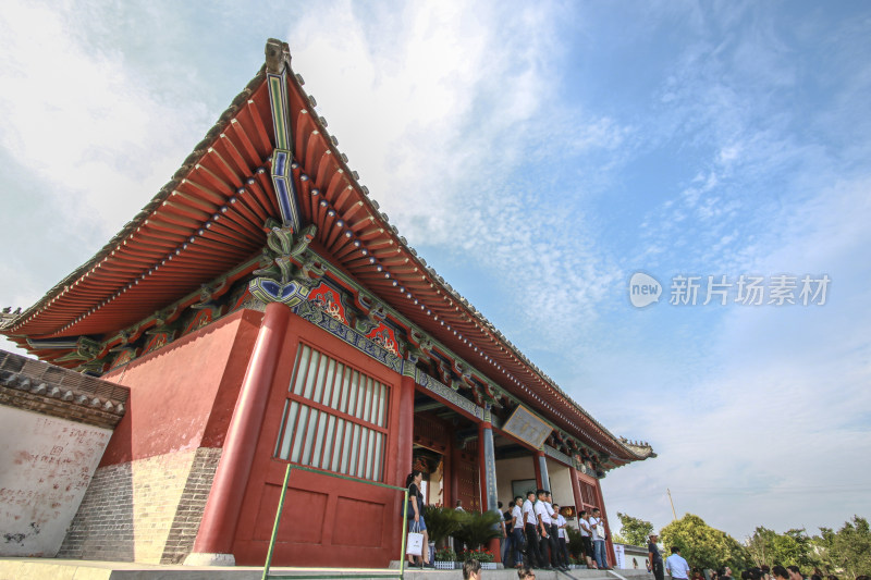 传统古建筑前的人物景观 商丘应天书院