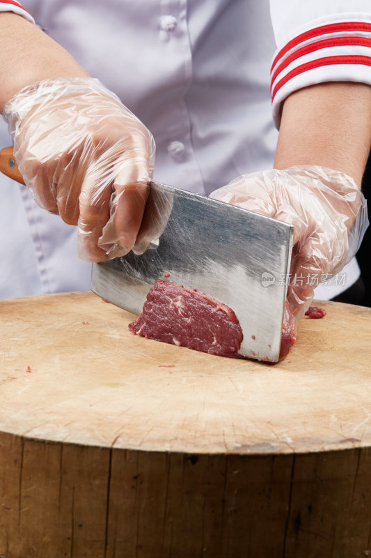 厨师运用精湛刀工分切的鲜食牛肉