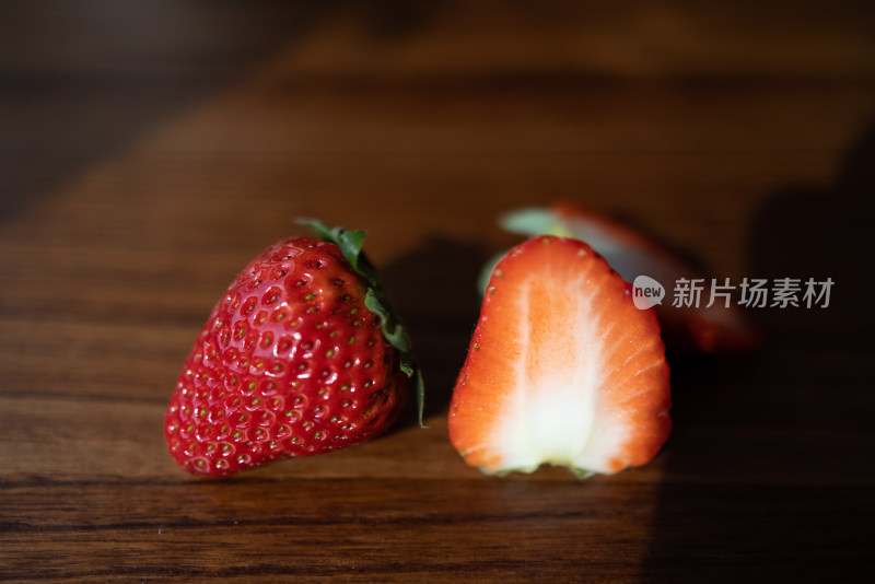 桌子上剖开的红颜草莓