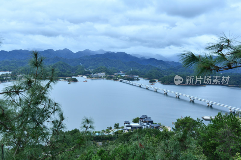 天屿山顶俯视千岛湖大桥，千岛湖自然风光