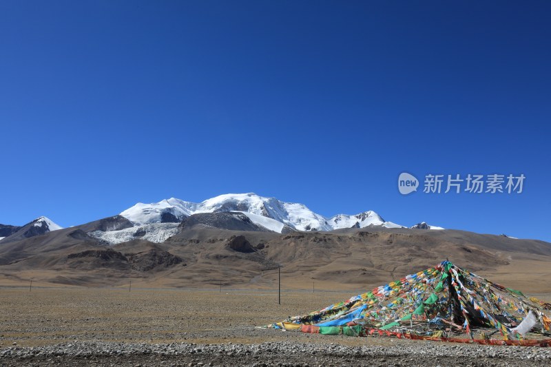 中国西藏高原上的经幡