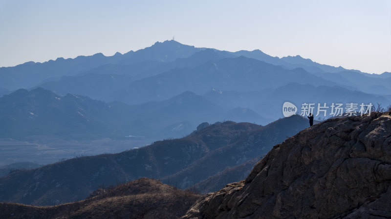 航拍山东昆嵛山秋季飞手登山者