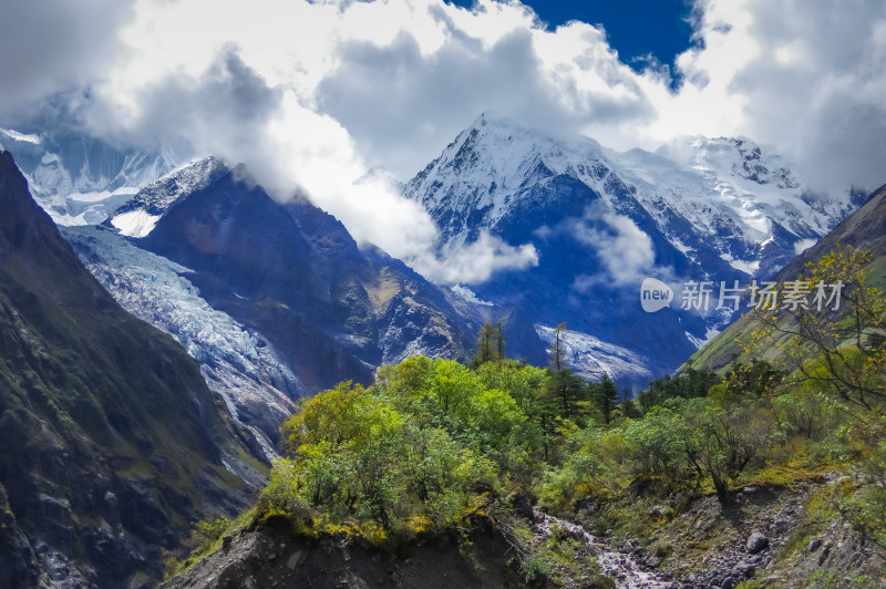 云雾中雪山冰川自然风景