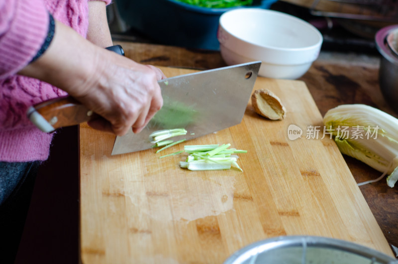 案板上切葱花