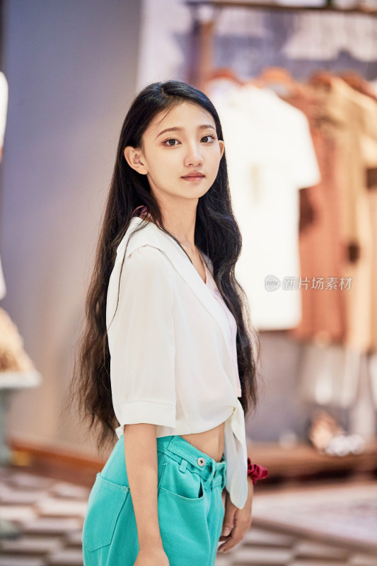 假日悠闲逛商场服装区的中国少女
