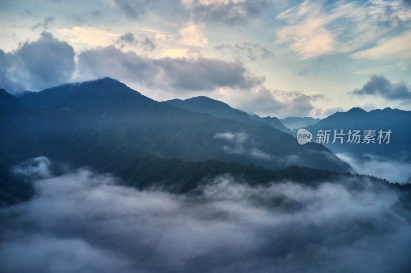 清晨云海中的群山