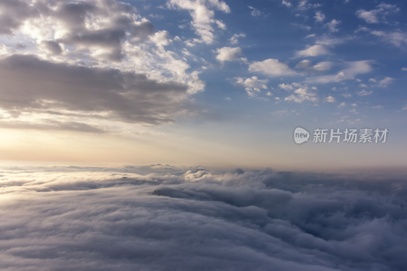 寒冷冬天大山雪后云海阳光航拍