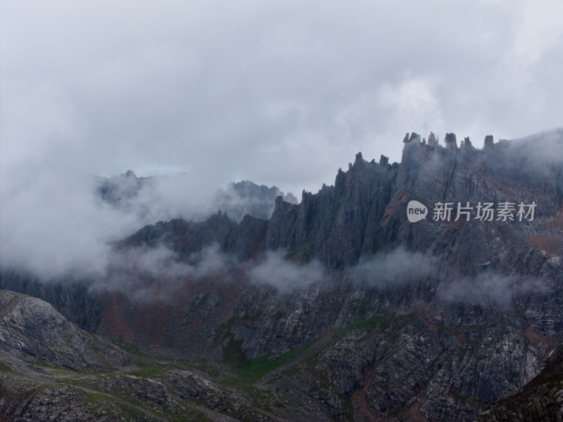 云海中的山峰