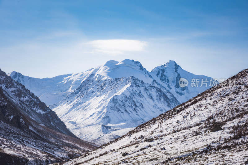 雪山山峰山脉