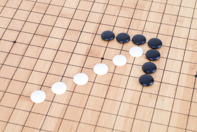 黑白围棋子摆成的箭头符号